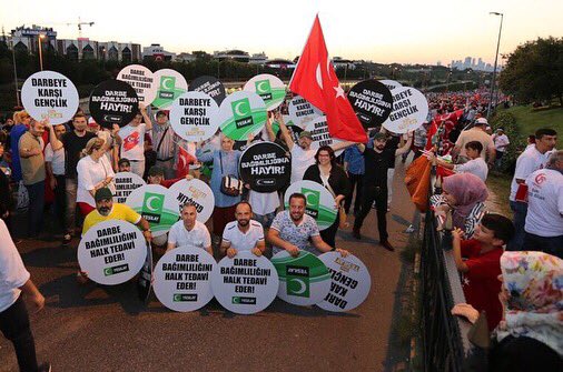 1920yesilay's tweet photo. Milletimizin birlik ve beraberlik ruhu ile hainleri başarısızlığa uğratarak zafer kazandığı geceyi 15 Temmuz Şehitler Köprüsünde anıyoruz. Kuruluşumuzdan bu yana çalışanlarımızla, gönüllülerimizle, şubelerimizle millet iradesinin yanındayız… 
#Yeşilay 
#Unutmayacağız 
#15Temmuz https://t.co/xDGQEZjTBY