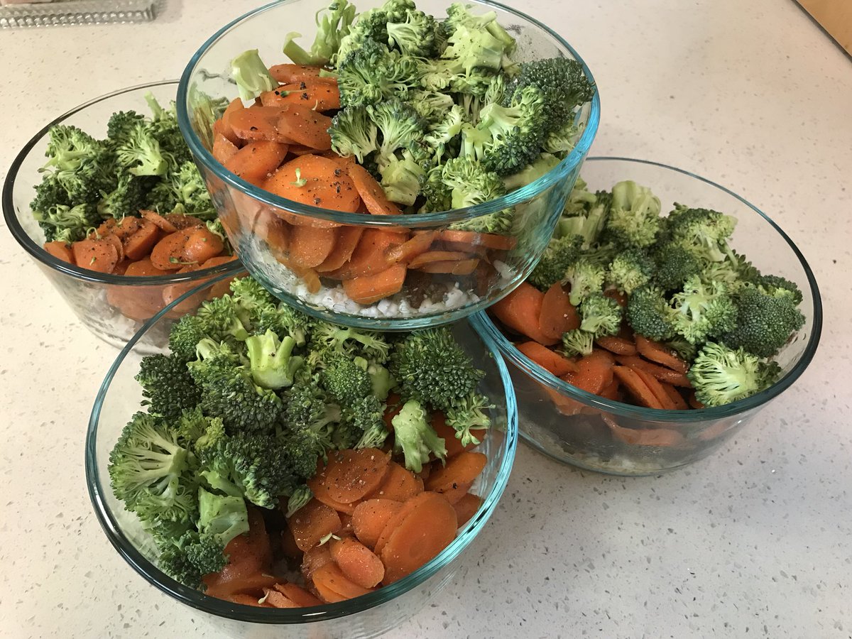 gymsterla's tweet photo. Teriyaki Beef Riced Cauliflower Bowls

Layers:

Riced Cauliflower 
Organic Grass-fed ground beef
Ginger Garlic organic carrots 
Organic broccoli 
#teriyaki #beef #paleo #keto #ricebowl #organic #grassfed #mealprep #gym #fitness #crunch #crunchsunset #traderjoes 
@traderjoes https://t.co/xmkNGy0Dt7