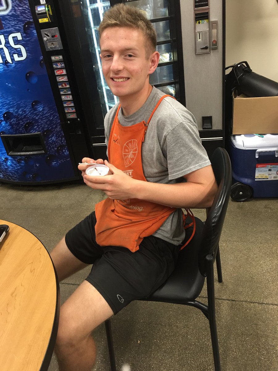 Hazming21's tweet photo. Because At Home Depot our associates put the “cream” in Ice Cream!!!!! Happy Ice Cream Day!!!!!#FunCommitee https://t.co/5vwvdaDybw