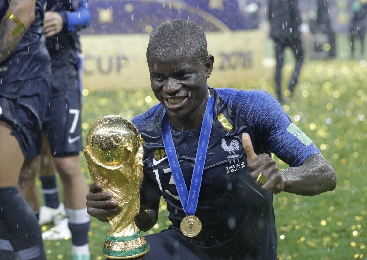njhalder's tweet photo. REGARDEZ KANTÉ AVEC LA COUPE MON PETIT CHAT JE L'AIME https://t.co/LrLa530YfN