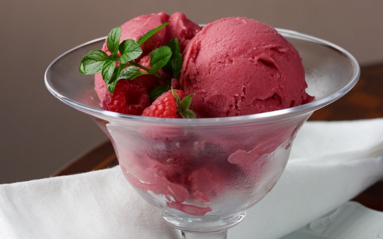 MountVernon's tweet photo. It's #NationalIceCreamDay! Grab a cone & check out how ice cream was made in the 18th century: https://t.co/Dk1FFoMSNT 🍦 #HowTo18thCentury https://t.co/5RWUAqRtg4
