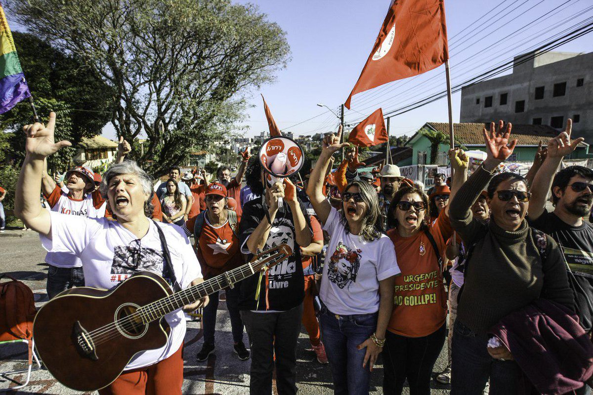 DeFiProject_'s tweet image. Boa Tarde Presidente Lula com militantes de São Paulo-SP  na Vigília #LulaLivre em Curitiba, que completou 100 dias de resistência à prisão política do Lula.