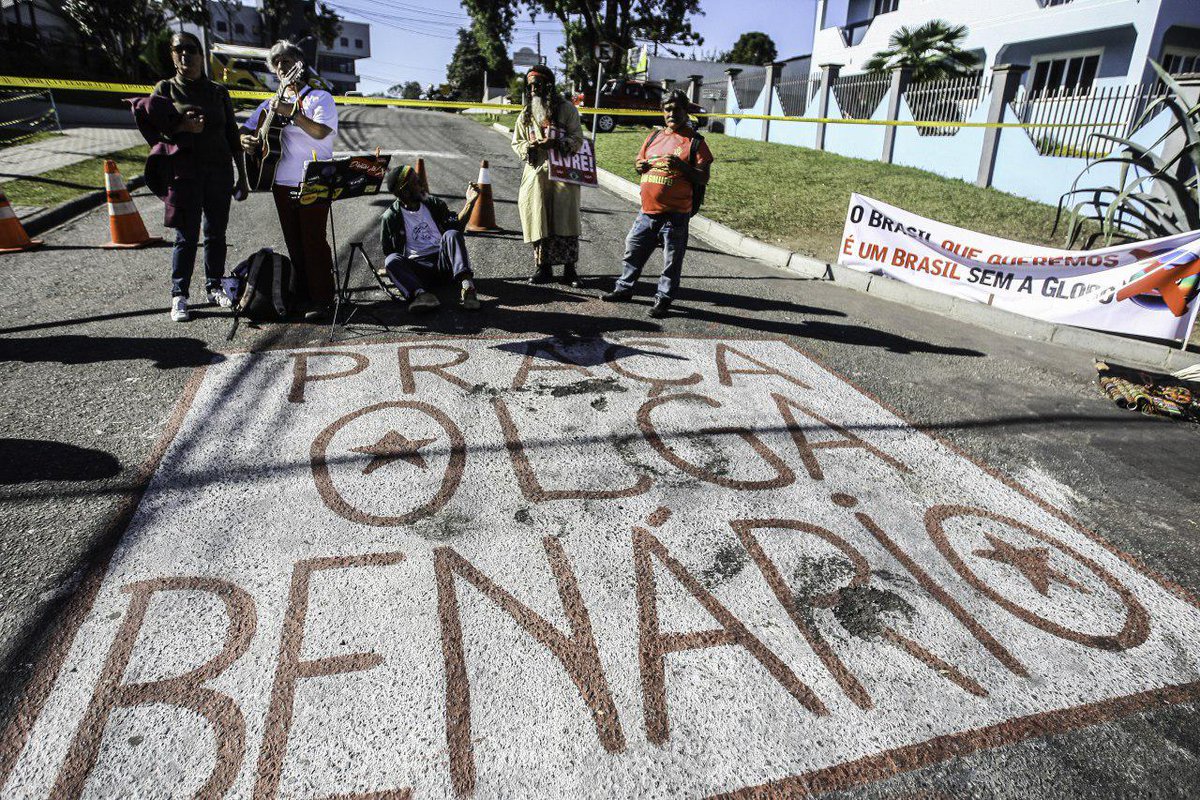 DeFiProject_'s tweet image. Boa Tarde Presidente Lula com militantes de São Paulo-SP  na Vigília #LulaLivre em Curitiba, que completou 100 dias de resistência à prisão política do Lula.