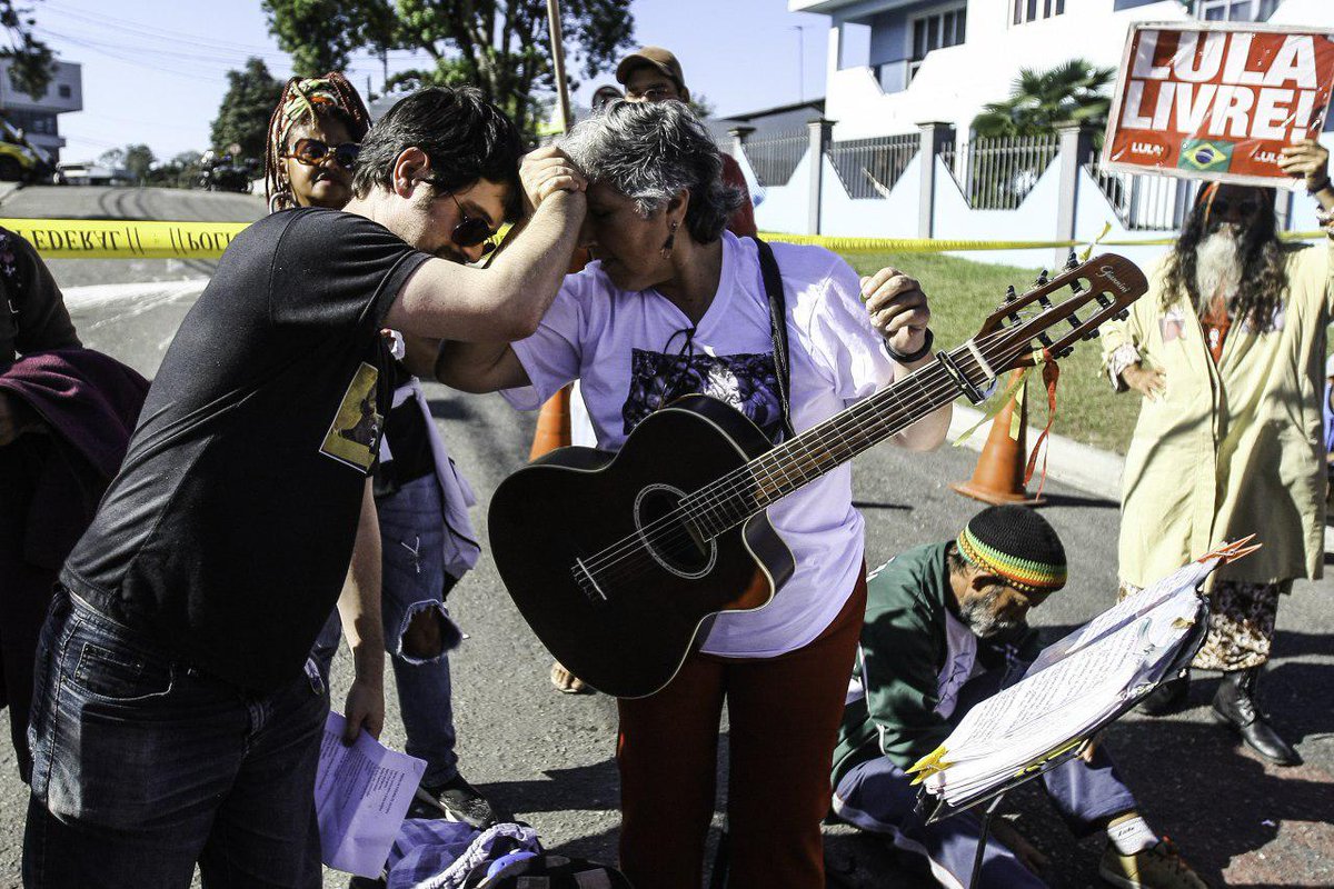 DeFiProject_'s tweet image. Boa Tarde Presidente Lula com militantes de São Paulo-SP  na Vigília #LulaLivre em Curitiba, que completou 100 dias de resistência à prisão política do Lula.