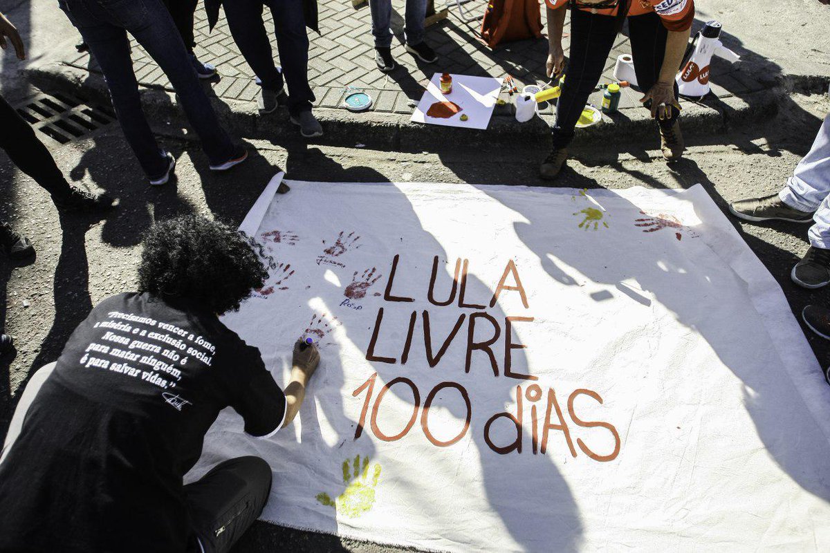 DeFiProject_'s tweet image. Boa Tarde Presidente Lula com militantes de São Paulo-SP  na Vigília #LulaLivre em Curitiba, que completou 100 dias de resistência à prisão política do Lula.