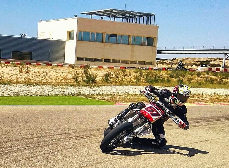 Hoy <a href="/edgarpons1/">Edgar Pons</a> ha estado entrenando en el #KartingMotorLand con nosotros. Como siempre, un auténtico espectáculo verle en acción! Tú también puedes entrenar en nuestro #Karting. +Info: motorlandaragon.com/es/circuito-ka…