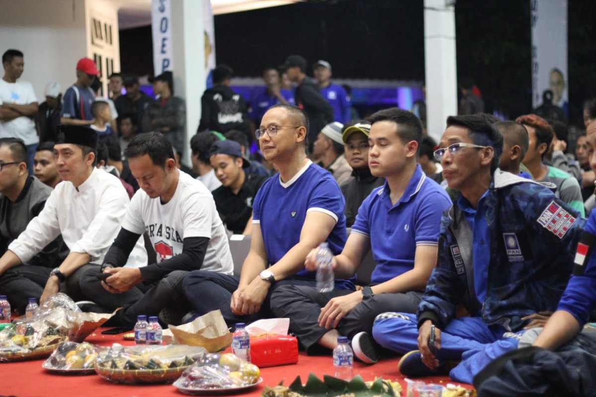 eddy_soeparno's tweet photo. Nobar #FinalPialaDunia bareng Kang @BimaAryaS , Kang Dedie Rachim dan segenap warga Bogor di GOR Parahyangan, Cimahpar.

Alhamdulilllah Yg datang rame. Walau dukungan beda2, tapi gembira tetap sama2.

Kalau saya, dr bajunya saja udah tau kan dukung yang mana😁
#FifaWorldCup2018 https://t.co/yCv475zXlu