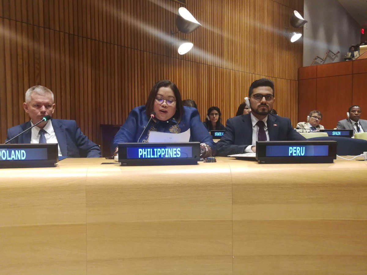 DFAPHL's tweet image. The Philippines and other labor-sending countries score a major victory at the @UN with the approval of the final text of the #GlobalCompactMigration: dfa.gov.ph/dfa-news/dfa-r…

#ForMigrants #DFAinACTION