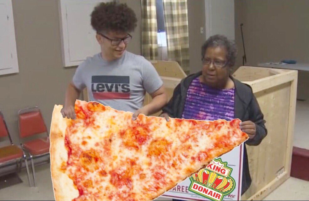 When there’s one slice left and you decide to share it ❤️ 🍕 
#ilovepizza #lastslice #halifax #sharingiscaring #pizzalife #KOD #lovewins #pizzatime