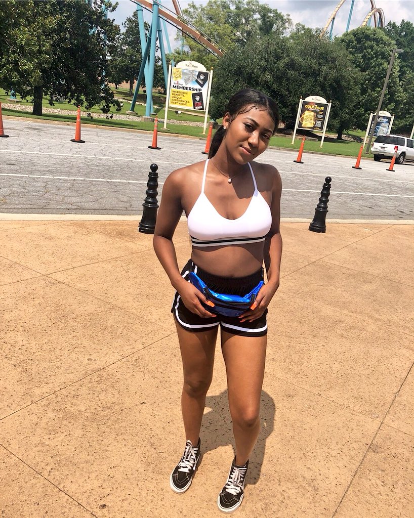 myeezy_babyy's tweet photo. You know I am down to ride 🎢🎡 #dess21st😈 #SixFlagsGA https://t.co/ihtzDFDtRo