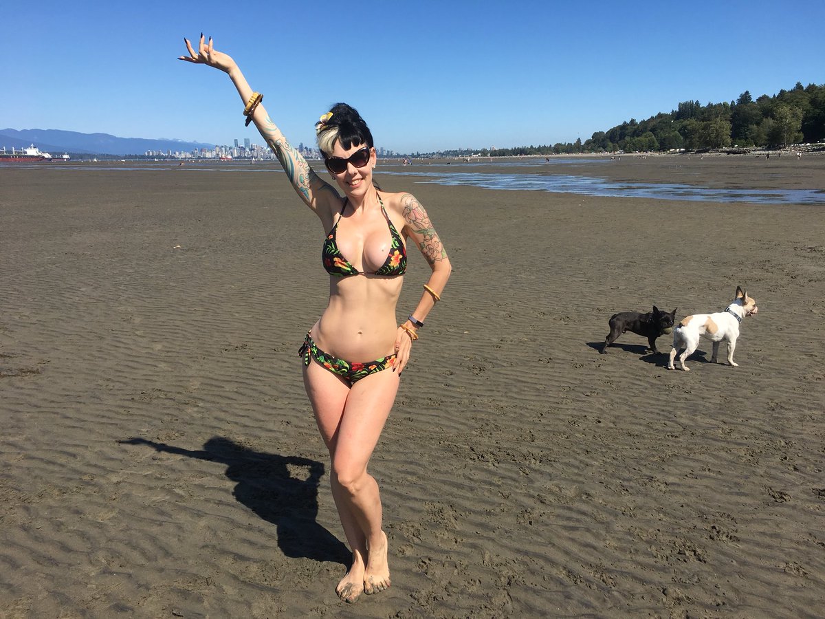 evilyn_13's tweet photo. Beach day at @thespanishbanks with my fav #batpigs π·π¦ bikini from @SourpussBrand #sourpussclothing #beachday #offleashdogpark #frenchbulldogs https://t.co/wWidUImeuH