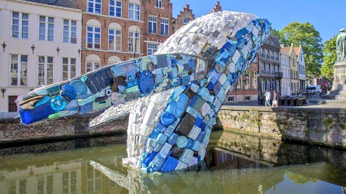 ismaelScribe's tweet photo. Entièrement fabriquée à partir de 5 tonnes de déchets de plastiques récupérés dans les eaux de l’Atlantique et du Pacifique, l’imposante Baleine de Bruges dénonce la pollution des océans. @STUDIOKCA @triennalebrugge https://t.co/tv0BRPsC52