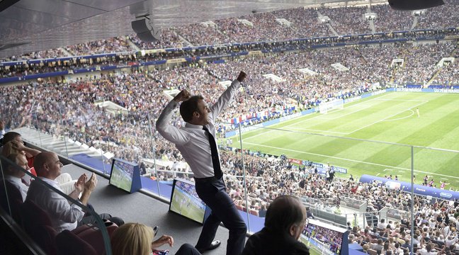 20minutesSport's tweet photo. Coupe du monde 2018: La photo surréaliste de Macron célébrant l'ouverture du score des Bleus, image de la finale https://t.co/irvXvK1Pz5 via @20minutesSport https://t.co/OXwFCvMgMJ