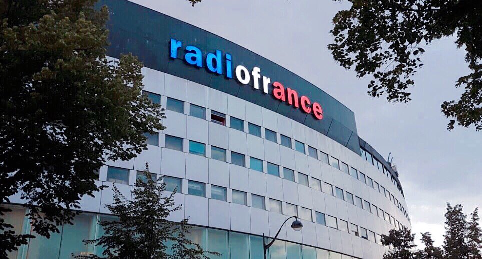 SibyleVeil's tweet photo. .@RadioFrance s’affiche aux couleurs des champions du Monde 🔵 ⚪️ 🔴 #MerciLesBleus 🏆 ⚽️ https://t.co/PqttpLaoBI