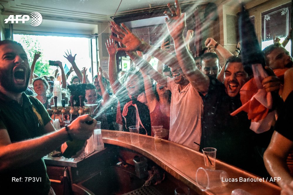 Au Carillon, à Paris. Cette photo de l'<a href="/afpfr/">Agence France-Presse</a> est à chialer. Quel symbole. Quelle putain de revanche sur 2015.