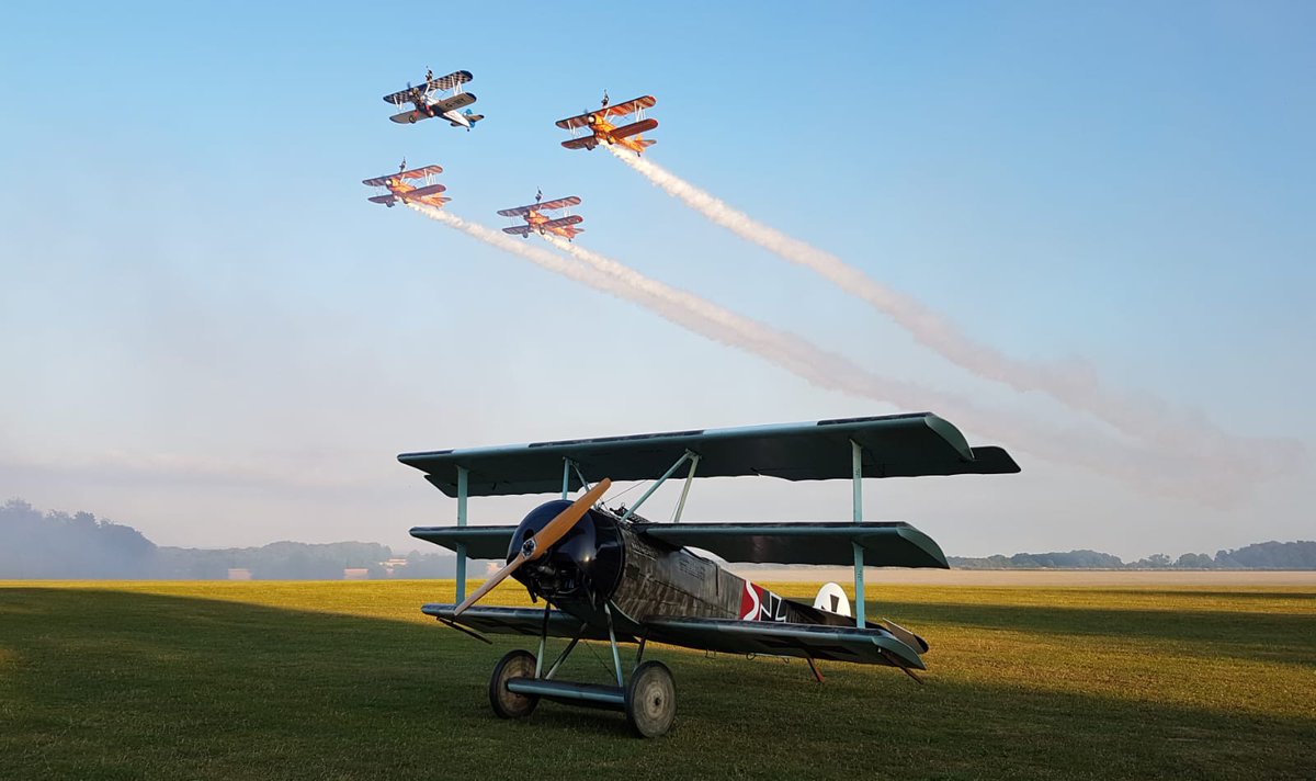 aerosuperbatics's tweet photo. Busy weekend at base - Saturday evening sunset was the perfect time launch our mighty 4-ship!
Kirsty, Nikita, Katie &amp; Kirsten certainly wowed their VIP spectators! 
(Photos: Andy Cubin &amp; Matthew Boddington)
#Corporate #VIP #airshow #GWDT https://t.co/qYxyRWTpe8