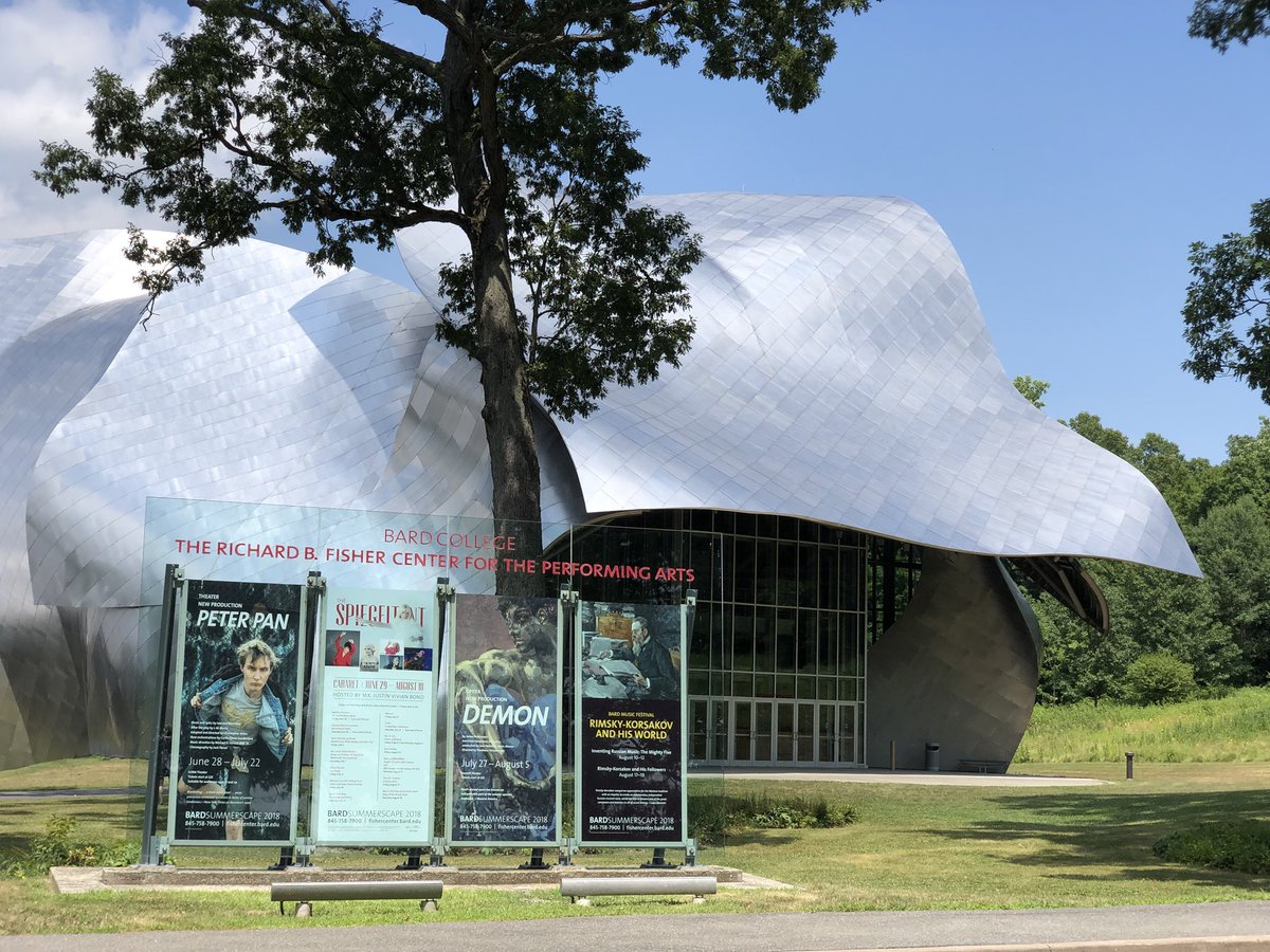 FreakMcLyric's tweet photo. Second stop of my 2018 Opernfestspiele is with Bard Summerscape at Frank Gehry’s Fisher Center, for Bernstein’s Peter Pan.
Fun fact, the incline of the metal plates had to be changed because the sun’s reflection would set the grass ablaze. Or so I heard.
#18OF https://t.co/CfLMJc1eNS