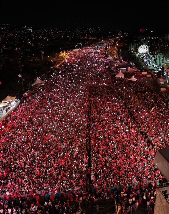 Cumhurbaşkanı Erdoğan: “Bu millet; asil, cesur, kahraman bir millettir. Bu millet, hürriyetine canı pahasına sahip çıkan bir millettir.

Bu millet, vatanı söz konusu olduğunda aynı safta buluşma erdemi gösteren necip bir millettir.” #MilletinZaferi
