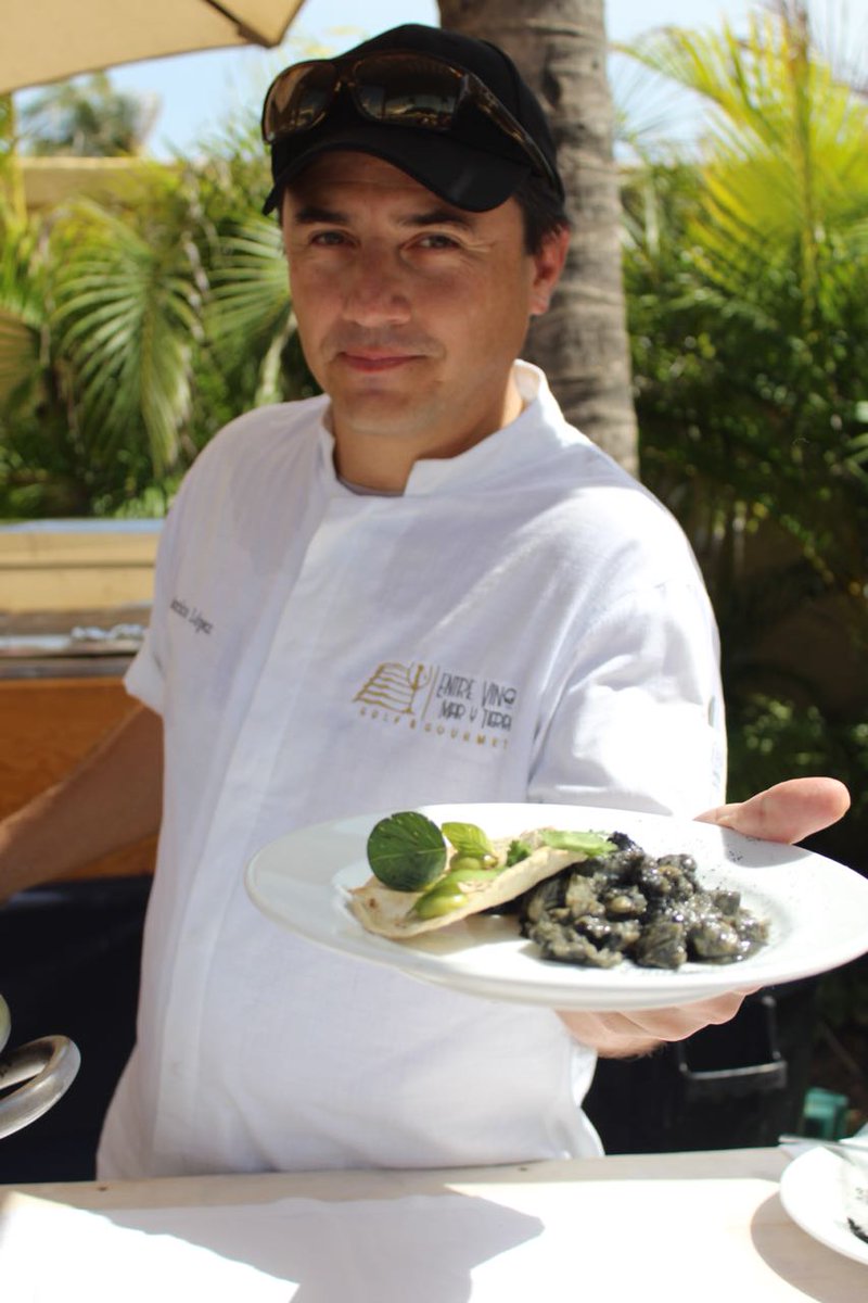 FoodandTravelMX's tweet photo. En el cierre del festival #EVMT2018, los chefs invitados nos prepararon una tarde deliciosa. El chef @FedericoALopez hizo un fresco ceviche negro para comenzar y qué mejor que acompañar con vinos de @CasaMadero o la selección de mezcales de @lalanoguera https://t.co/FI1F8Ft5eM