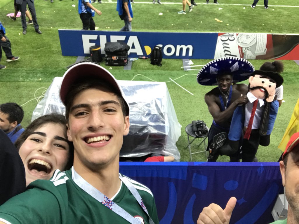 abraham_juanp's tweet photo. Gracias por aceptar el sombrero @benmendy23 disfruta el mejor sombrero del mundo❤️ viva mexico🇲🇽😭 @GarciaPosti @Televisa @tvazteca https://t.co/Lq44pxteUU