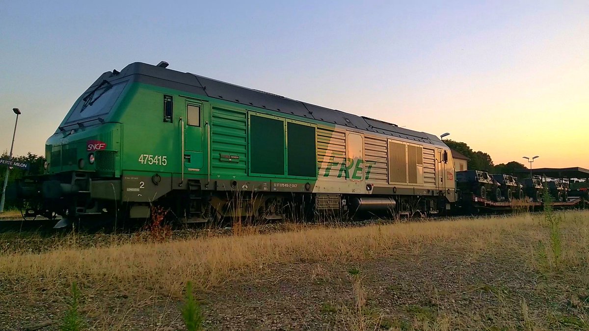 MementoSurRails's tweet photo. Tout le monde s'en moque à l'heure qu'il est mais aujourd'hui, j'ai vu de près mon premier #TrainMilitaire alors qu'il passait en gare de #LaFertéMilon au soleil couchant. Impressionnante cette armada rutilante 😎
@elpitch c'est toi ? Une connaissance a toi ?
#BB475415 #BB75000 https://t.co/KkBtOl6WT2