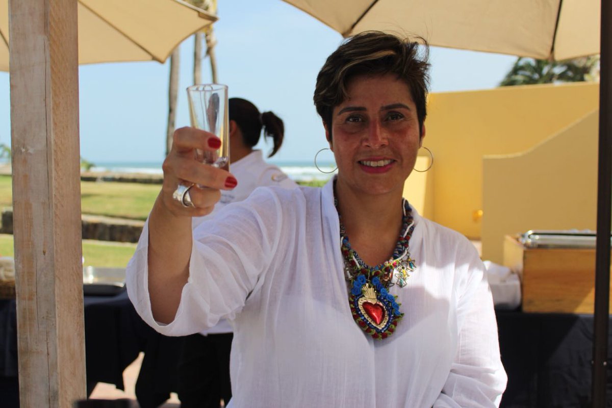 FoodandTravelMX's tweet photo. En el cierre del festival #EVMT2018, los chefs invitados nos prepararon una tarde deliciosa. El chef @FedericoALopez hizo un fresco ceviche negro para comenzar y qué mejor que acompañar con vinos de @CasaMadero o la selección de mezcales de @lalanoguera https://t.co/FI1F8Ft5eM