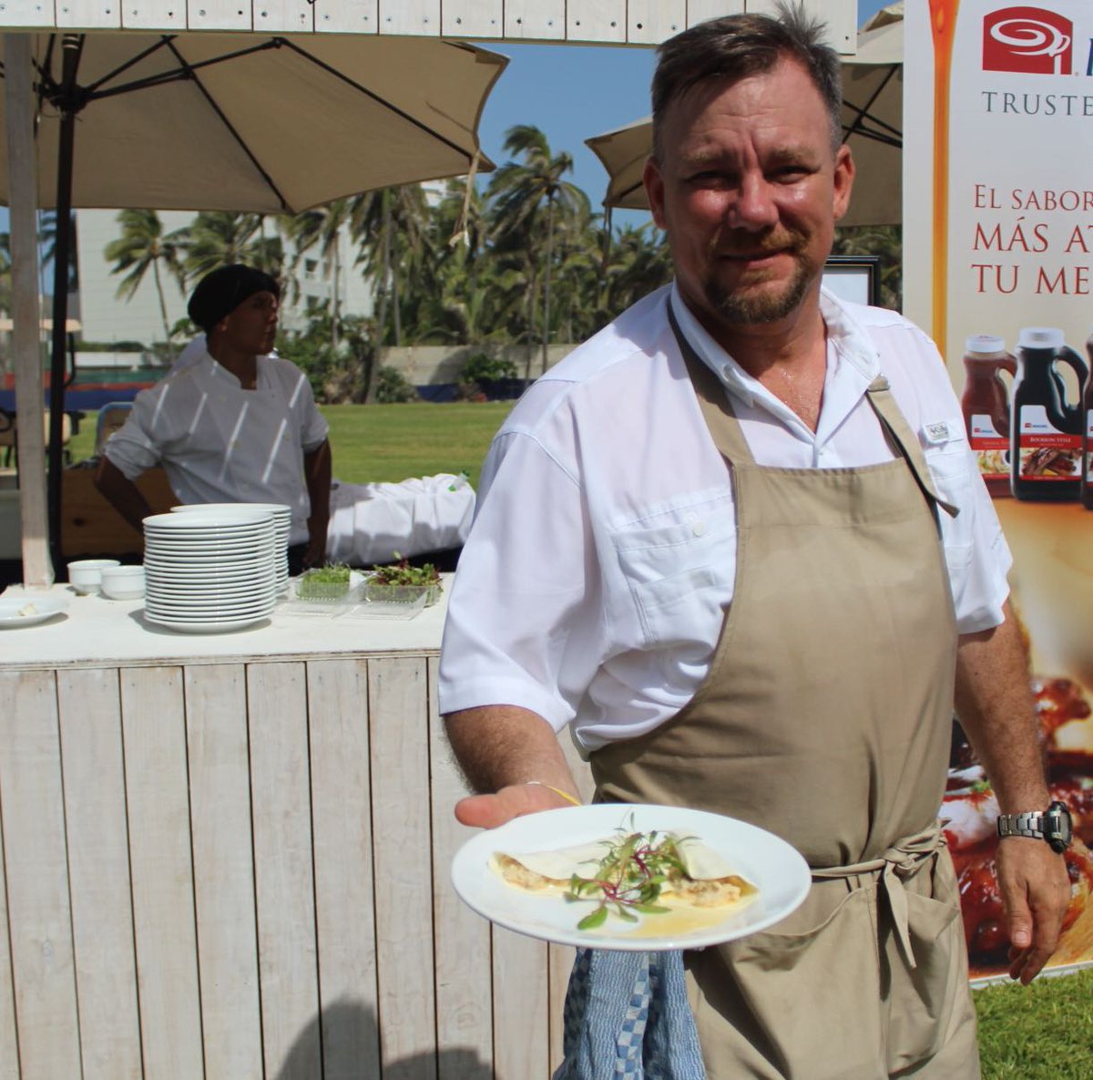 FoodandTravelMX's tweet photo. En el cierre del festival #EVMT2018, los chefs invitados nos prepararon una tarde deliciosa. El chef @FedericoALopez hizo un fresco ceviche negro para comenzar y qué mejor que acompañar con vinos de @CasaMadero o la selección de mezcales de @lalanoguera https://t.co/FI1F8Ft5eM
