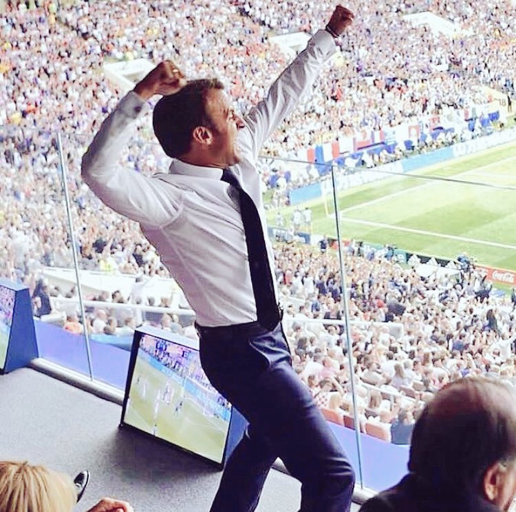 Sarkofrance's tweet image. Répéter son geste de victoire.
Soigner l’exécution devant l’iPhone de la responsable de com’
Le faire publier rapidement sur les réseaux sociaux.
Récupérer l’événement.
Sourire avec Poutine.
Oublier de parler de #freeolegsentsov