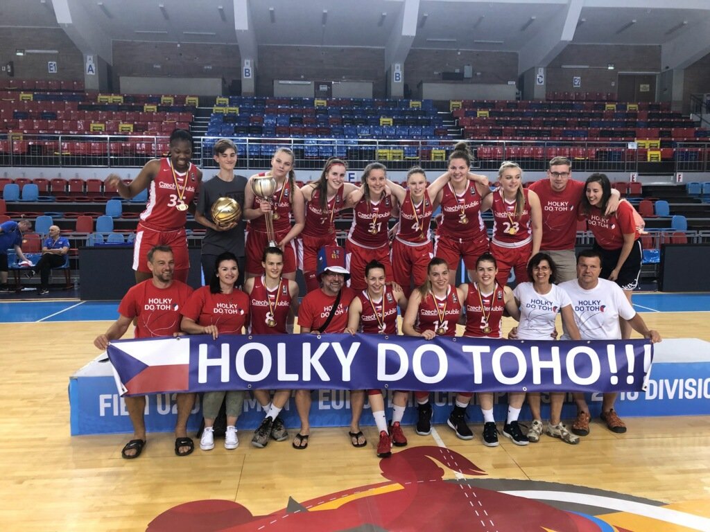#CHE💪 🏀 - 📚📚 - ⛹🏽 - <a href="/Julpospisilova/">Julie Pospisilova</a> and her family celebrating the championship.  Her future college coach @BadgerCoachTsip was on hand as well.