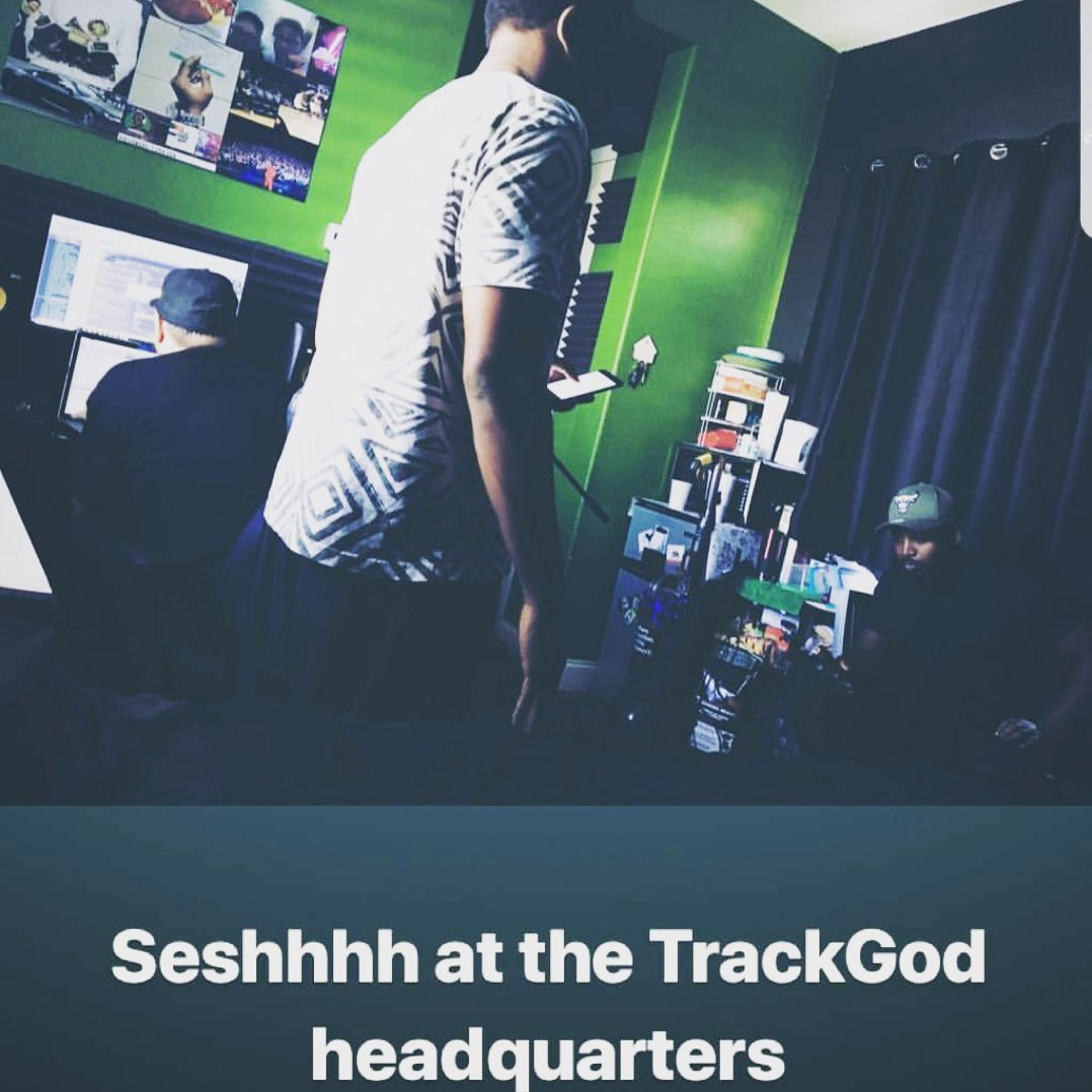 BEATSMUSIQ's tweet image. Good times at the session with @ArjaeKnox   @_BruceWhite  as always. Good vibes,good music and good smoke. 😄. Always live and good vibes with these gentleman. so many more sessions to come with us.    #MyNameIsBEATS #MrBeatsMusiq #Trackgod
#Blessed #session  #beatsandblunts