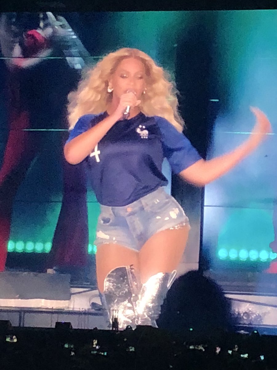 BeyonceFrance's tweet photo. BEYONCÉ ET JAY Z PORTENT POUR LE SHOW DE CE SOIR LE MAILLOT DE L'ÉQUIPE DE FRANCE ! #OTRII 
Champions 🇫🇷🔥 https://t.co/vawkjbtEJS