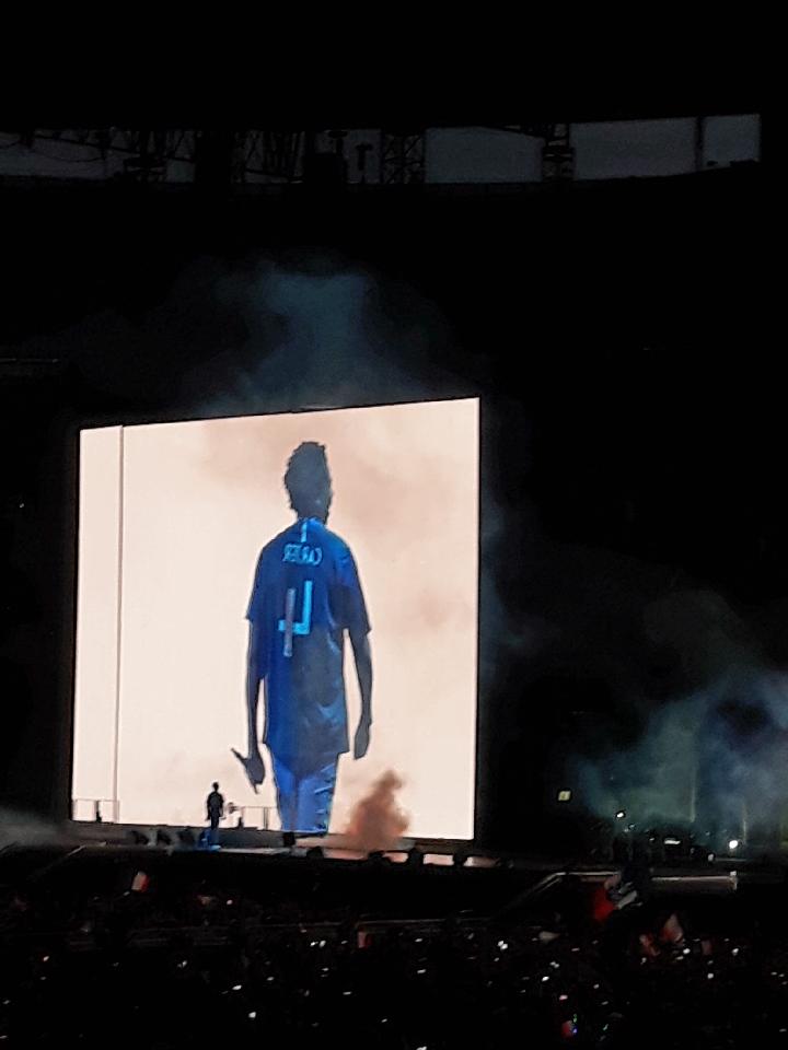 BeyonceFrance's tweet photo. BEYONCÉ ET JAY Z PORTENT POUR LE SHOW DE CE SOIR LE MAILLOT DE L'ÉQUIPE DE FRANCE ! #OTRII 
Champions 🇫🇷🔥 https://t.co/vawkjbtEJS