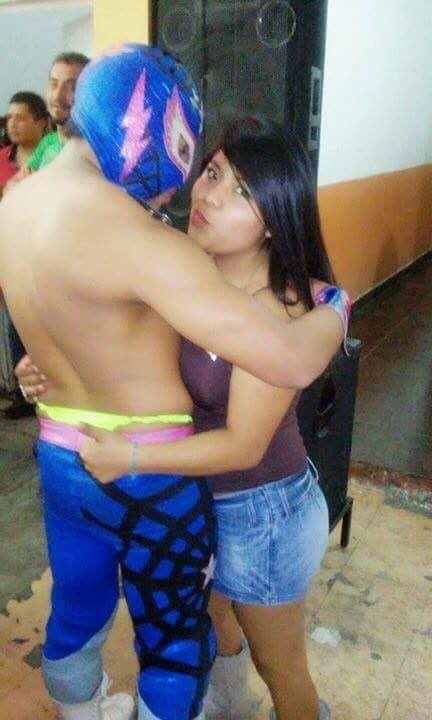 ThongWrestlers's tweet photo. Conocen a #RayoStar ? Es un #luchador chaparrito que gusta de enseΓ±ar su #tanga bajo las mallas. Ya notaron que se le transparenta la #tanguita ? #thongwrestler #wrestlerinthong #luchalibre #tangadeluchador #thong https://t.co/MvqAWh028j