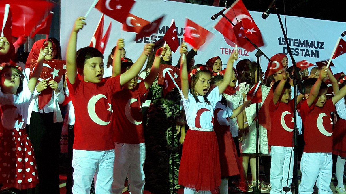 bilecikvaliligi's tweet photo. Bilecik'te demokrasi nöbeti devam ediyor. Sayın Valimiz @tahirbuyukakin Bileciklilerle birlikte nöbette. #Bilecikte15Temmuz #Unutmayacağız #81MilyonTekYürek #MilletinZaferi https://t.co/bsl69JqWAB