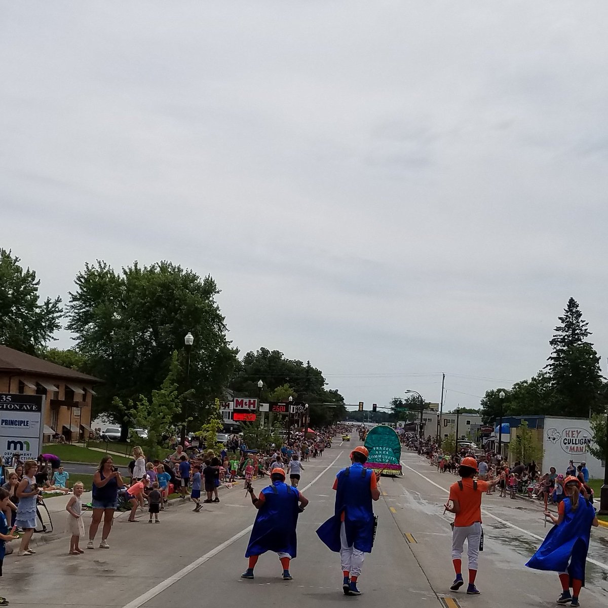 weheartdlmn's tweet photo. Perfect day for a parade! Thanks to the DL Jaycees for another fantastic Water Carnival! Tag us or #detroitlakes in your parade pics or of course @DLWatercarnival . https://t.co/R5ZN3SvINc