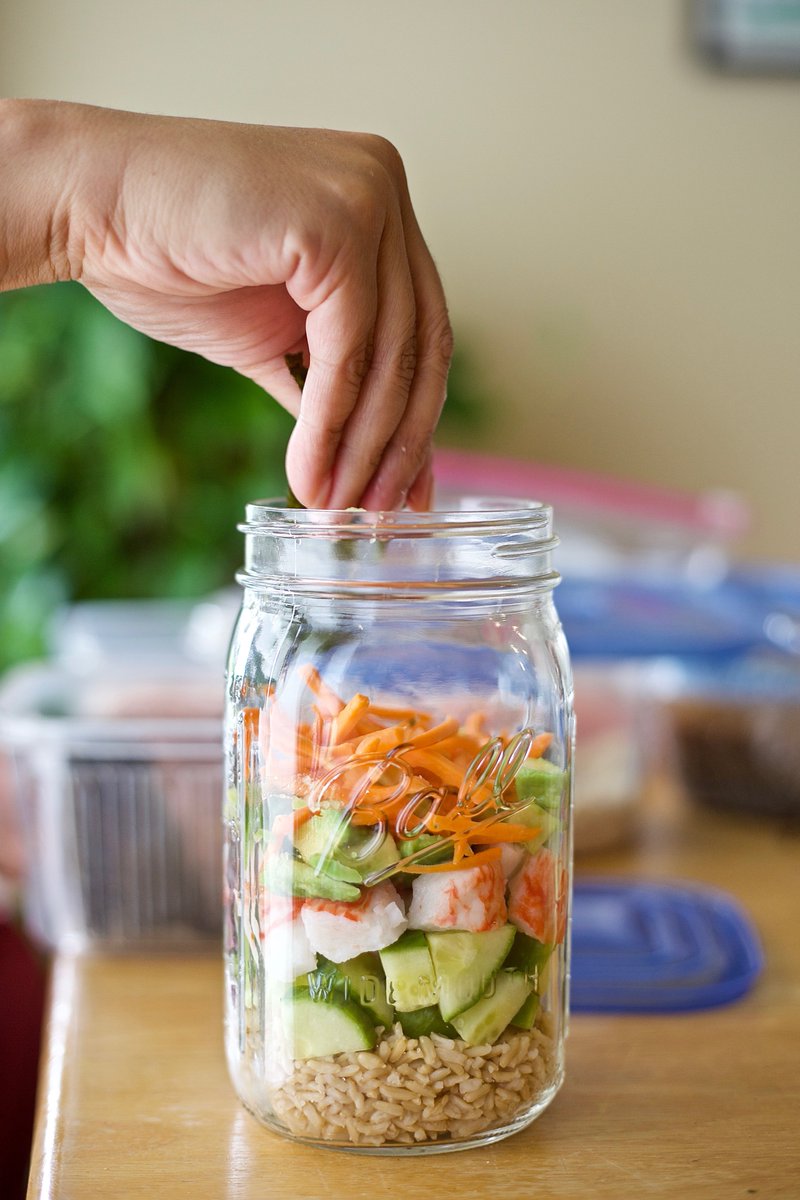 Are you having hard time to pick what to eat during lunch time on the weekdays? Click goo.gl/JnBmCo to find out these healthy #keto mason jar salads you can meal prep tonight 🥗 #Salad #lowcarbrecipes #ketodiet #Mealprep