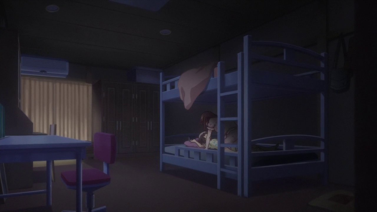 伊藤つくし はるかな 2話 かなたの部屋 二段ベッドは 下がかなた 上が遥 もしかしたら遥とかなたの母親が姉妹で使っていた 上の段から下の段に移動してくるとは 寝相が悪いというレベルを超えている遥 なかなかの大物 T Co Xiibt3dcsw