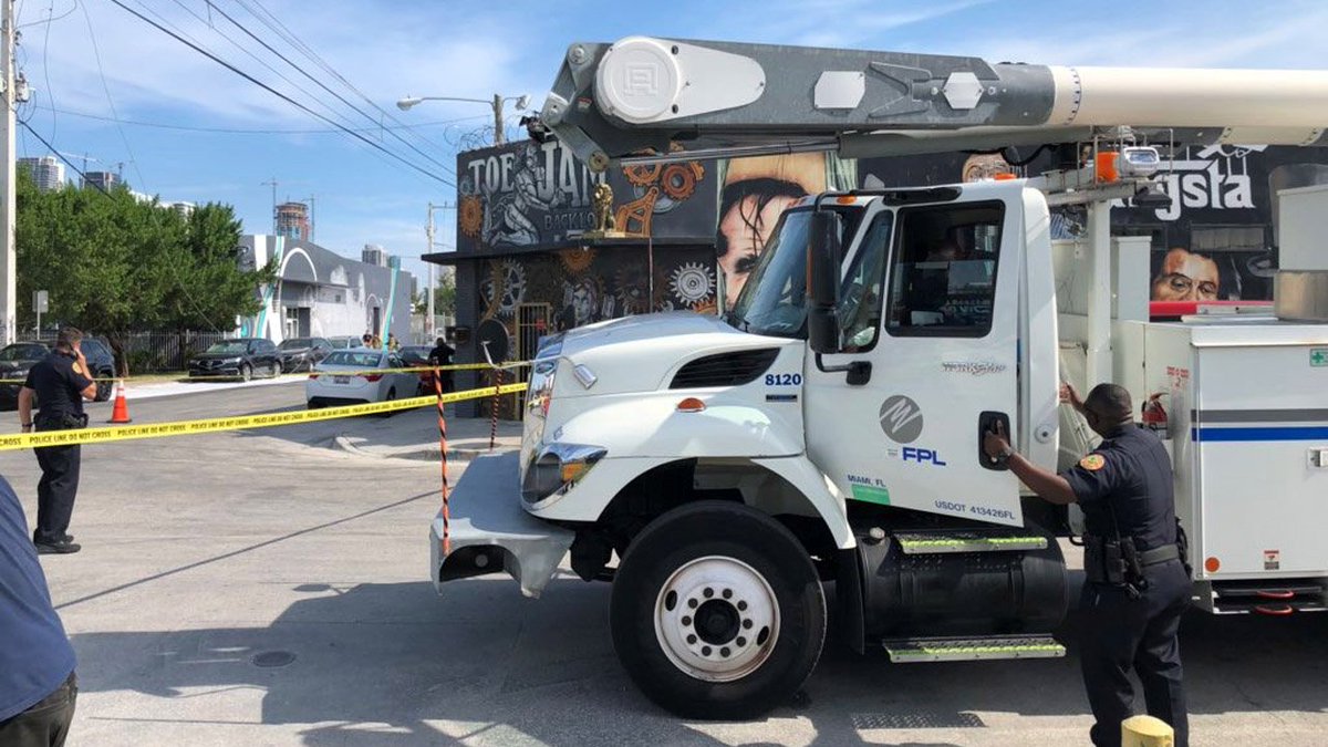 #BREAKING 1 person seriously hurt after crash sends power pole into cars in Wynwood bit.ly/2mhYyul https://t.co/EhUmzRpgUf