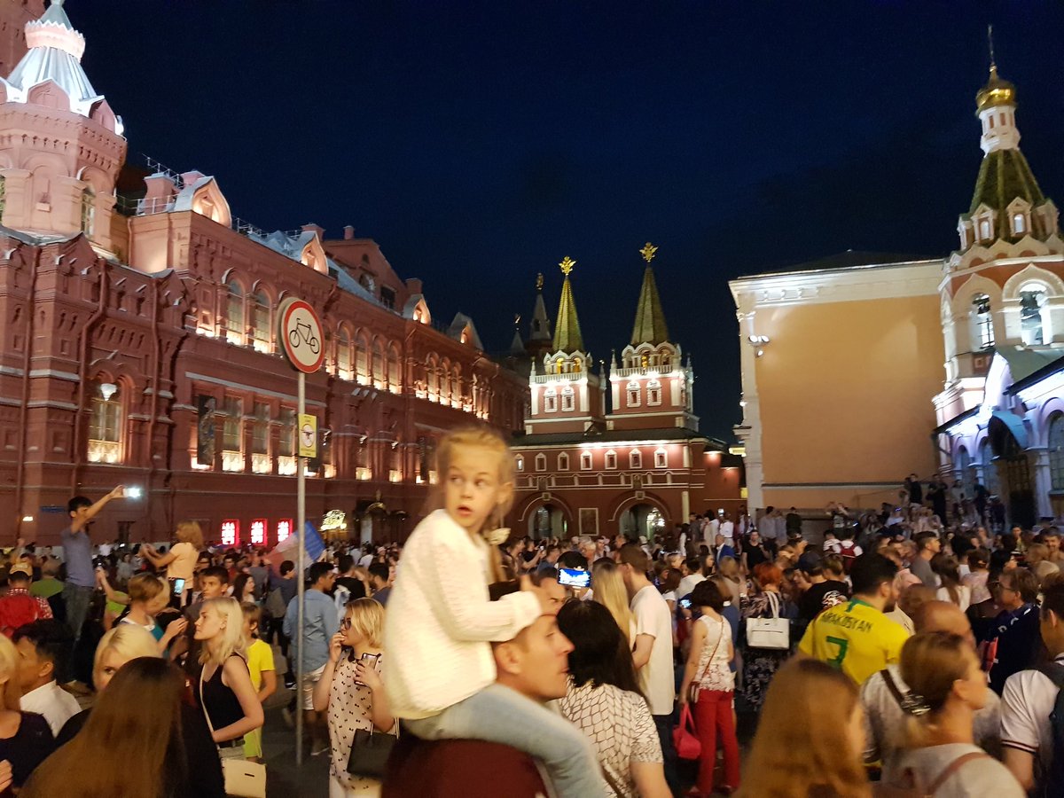 dedkova_sputnik's tweet photo. Après la finale de la Coupe du Monde, Moscou tient une fête incroyable dans ses rues. La capitale russe ne va pas certainement dormir cette nuit! https://t.co/9scHaoYyq0