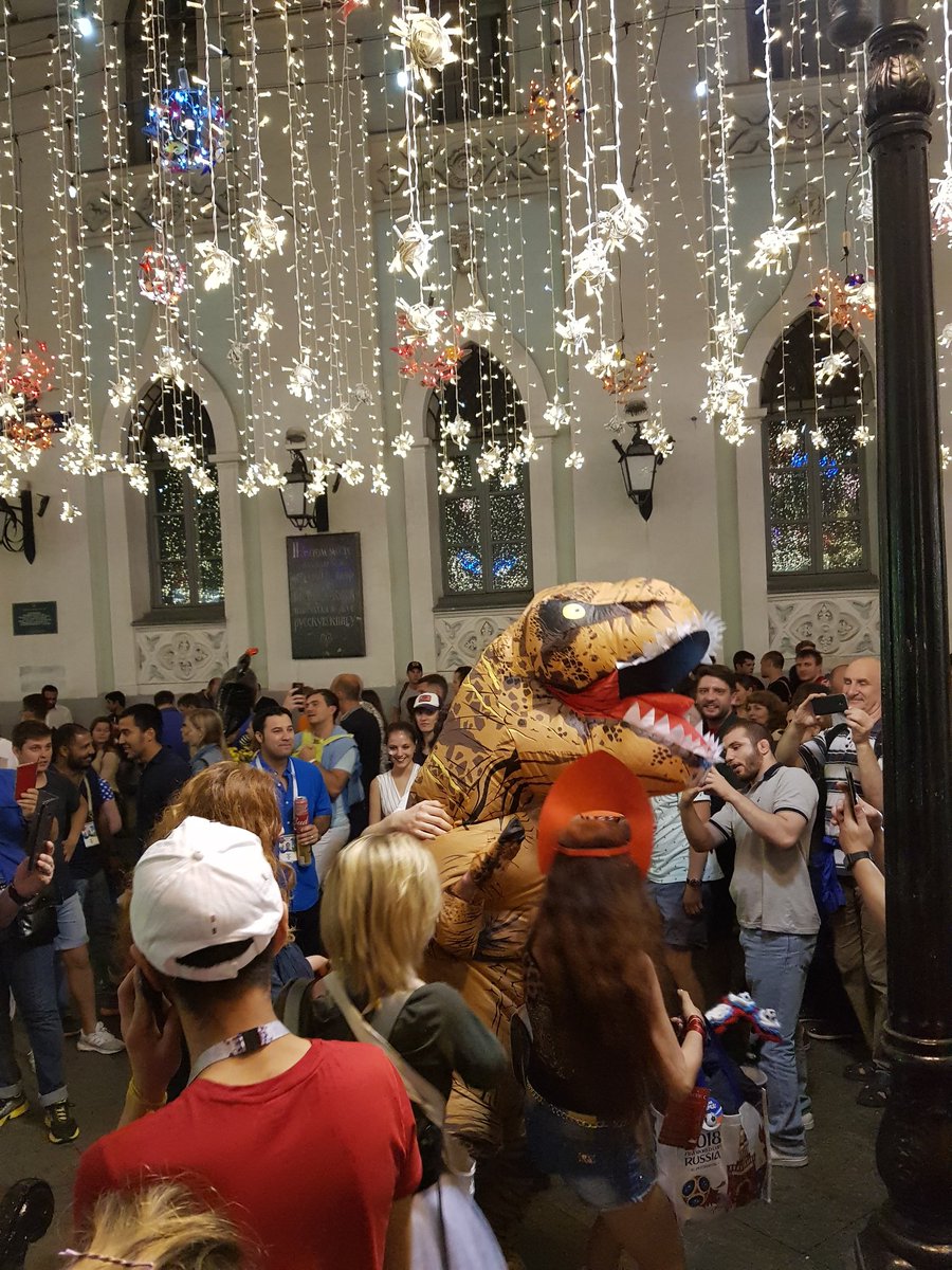 dedkova_sputnik's tweet photo. Après la finale de la Coupe du Monde, Moscou tient une fête incroyable dans ses rues. La capitale russe ne va pas certainement dormir cette nuit! https://t.co/9scHaoYyq0