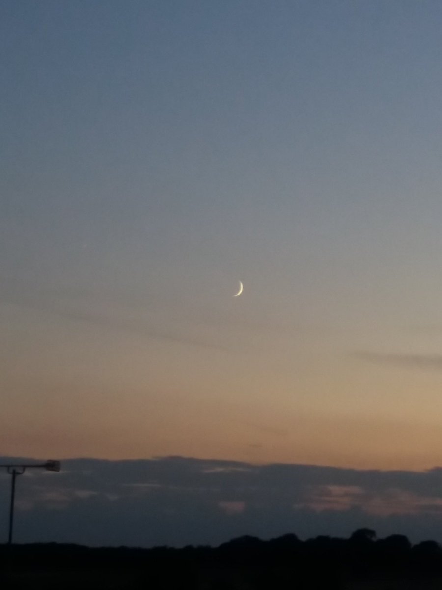 Baddileyram's tweet image. Just about see #Venus .... #androidphonecamera #moon