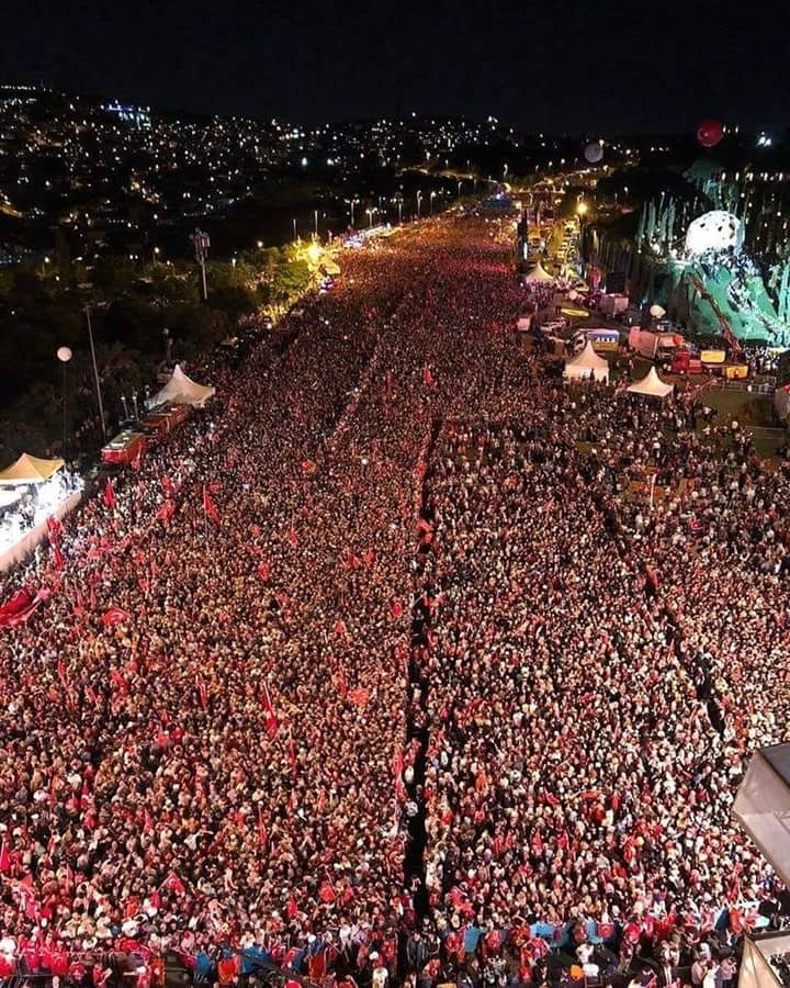 yesilmurat03's tweet photo. Bu millet...!!
hiçbir zaman tarihte anlatılan 
bir hikaye olmaya razı olmadı...!!
Şehid ve Gazilerinin kalemi ile...
Tarihi hep kendi yazdı... 
Sonunucusu ise; 15 Temmuz'dur...!!
Yazılan tarihin kahramanlarına Fatiha'larla.. https://t.co/ZdORrEgv32