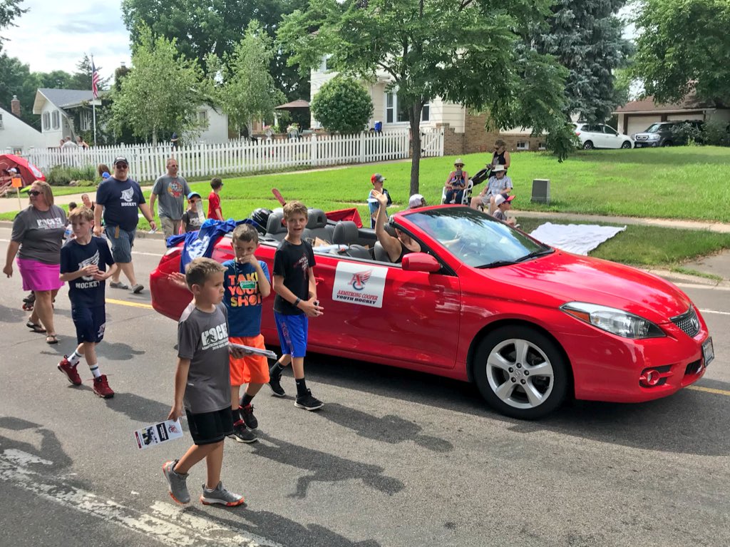 derekolson84's tweet photo. Love that my baby sister is in charge of recruiting for the local hockey program! #acyha #hockey #Robbinsdale https://t.co/oU6Ifnx6p4
