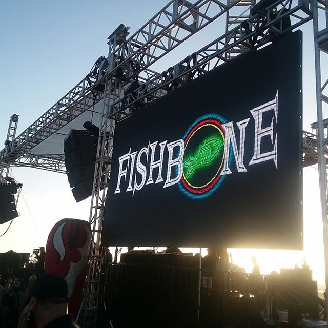 j_ro_alkaholiks's tweet photo. My favorite band of all time! #818antics @fishbonesoldier @woodywoodstraw #legends @thaalkaholiks https://t.co/VyLm66irEM https://t.co/i5FpKM5bT1