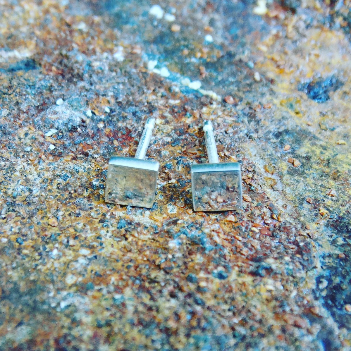 JessicaDevi's tweet image. Tiny polished sterling silver studs. 
#sterlingsilver #silversquares #squarestuds #tinystuds #handmadejewellery #jessicadevidesign #ontheworkbench #silver #silverstuds #silverjewellery #jewellery #polishedsilver #studs #handmade #jewellerymaking #craft #handcrafted