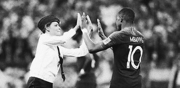 Ceci restera l’une des images les plus iconiques de cette #CoupeDuMonde. Les #PussyRiot envahissant le terrain en pleine finale pour protester contre #Poutine et l’une d’entre elle tapant un high five à #Mbappe avant d’être embarquée. Punk, dans le meilleur sens du terme.