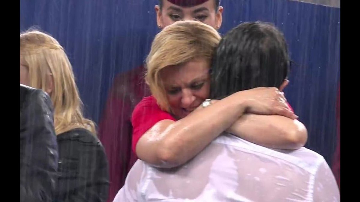 Quédate con persona que te abrace bajo la lluvia y en los peores momentos, así como la presidenta de Croacia... ❤️⚽