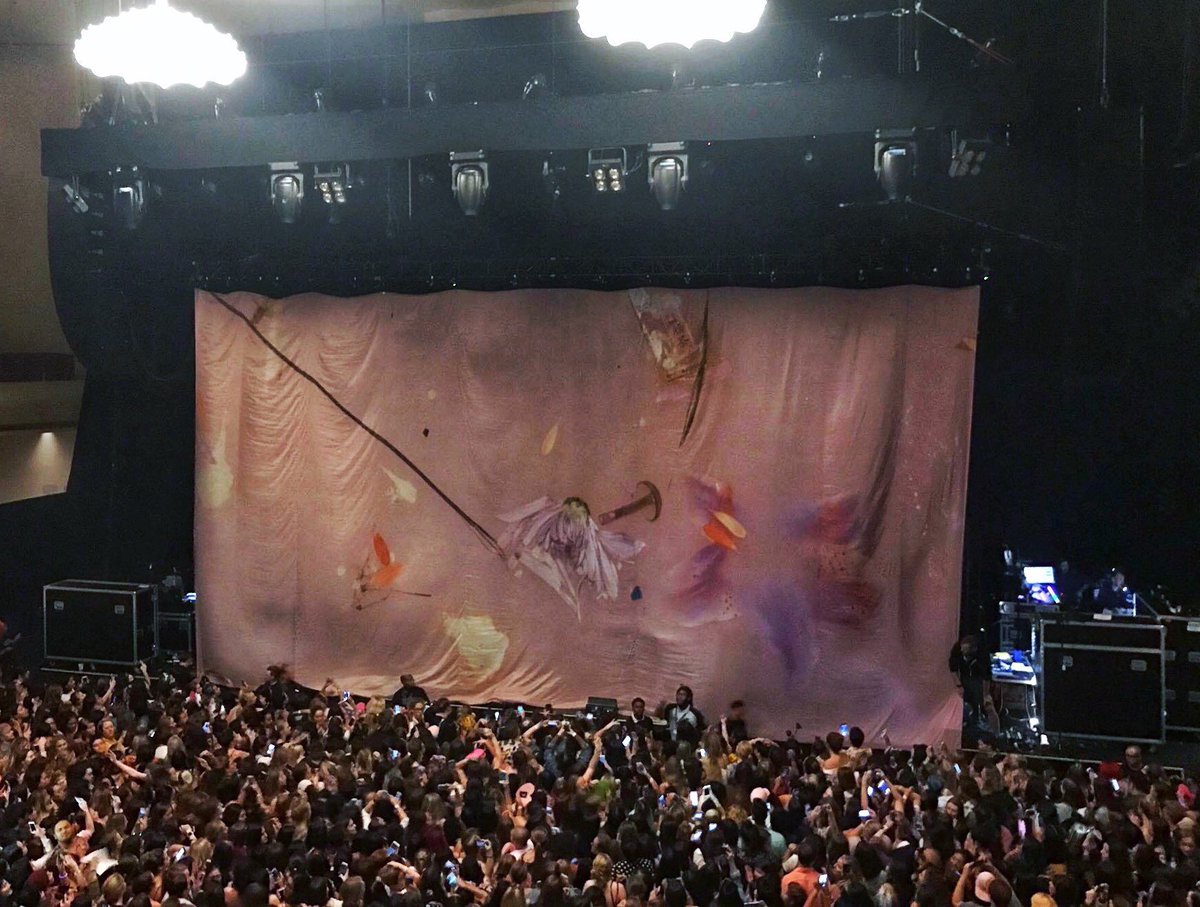 signofhs's tweet photo. appreciation for the dramatic spotlight silhouette and curtain drop intro https://t.co/is0Z4KcdMv