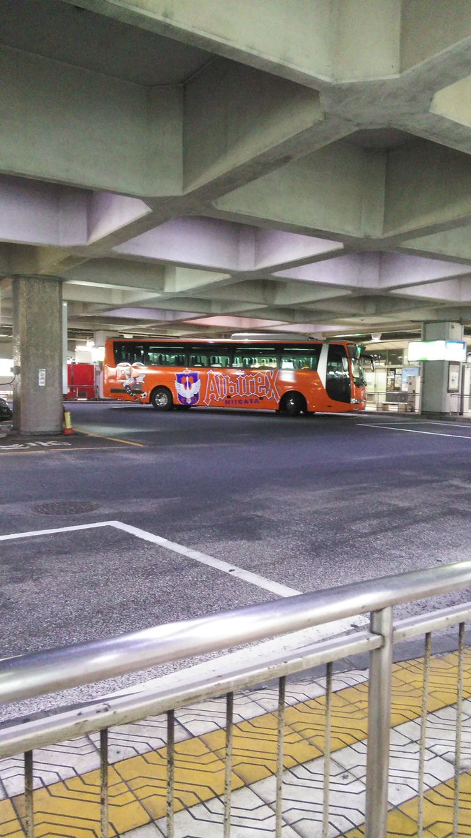 亀 山 田 あ っ ち も こ っ ち も ア イ シ テ ル ニ イ ガ タ 新潟交通のくれよん のツアーに参加すると 運がよければ アルビレックス新潟のチームバスに乗れる特典がついてくる事は あまり知られていないと思います
