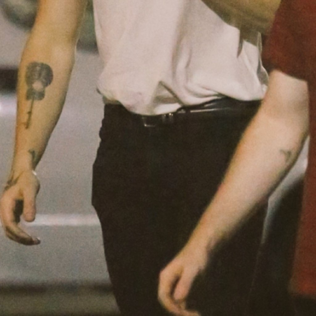 PortalSMBRA's tweet photo. Confirmado: a tatuagem de meditação/barquinho do Shawn é combinada com a de seu amigo de infância Brian! https://t.co/R5tFMHvk1q